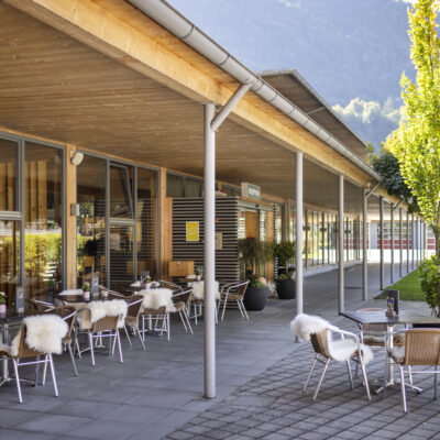 Sie sehen die Terrasse des JUFA Hotels Montafon***. Der Ort für erholsamen Familienurlaub und einen unvergesslichen Winter- und Wanderurlaub.