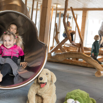 Sie sehen Kinder im Spielbereich des JUFA Hotels Montafon. Der Ort für erholsamen Familienurlaub und einen unvergesslichen Winter- und Wanderurlaub.